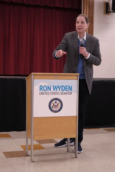 Senator Wyden Addresses Hillsdale Community Town Hall