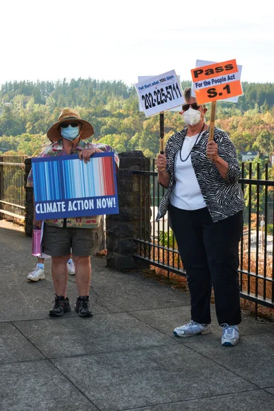 Climate Activists Rally at Congressional Office